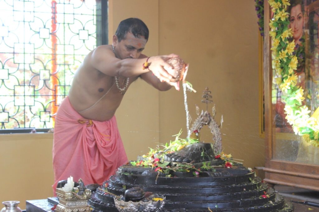 Shree Suryamukhi Datta Mandir Pujari_Abhishek